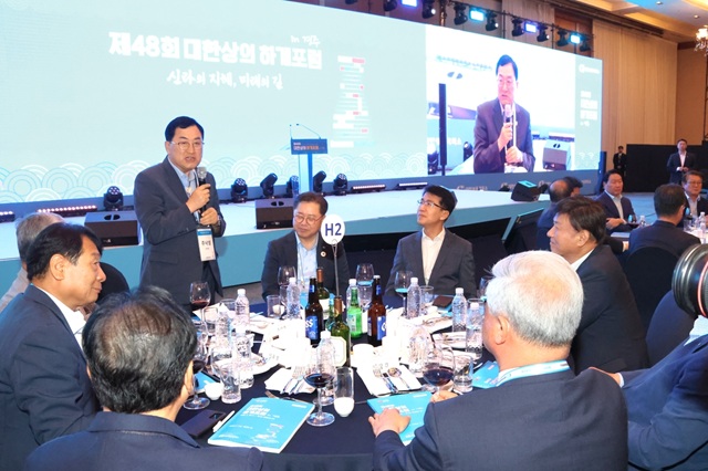 ▲ 주낙영 시장이 지난 16일 ‘제48회 대한상의 하계포럼’ 개막식에 참석해 건배사를 하고 있다.ⓒ경주시