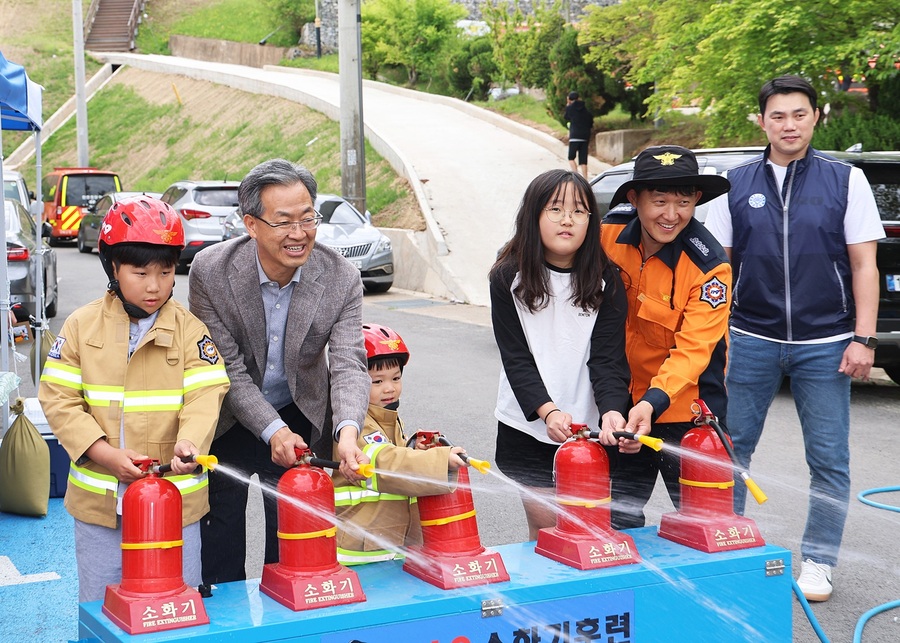 ▲ 영양군(군수 오도창)은 계속되는 인구 감소와 지방소멸 위기에 대응하기 위해 정주 여건 개선을 위한 잰걸음을 이어가고 있다. 사진은 제103회 영양군 어린이날 기념행사.ⓒ영양군
