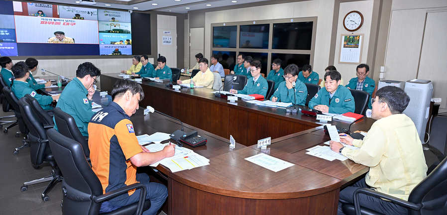 ▲ 7월 18일 밤 시간대에 강한 비가 예보된 가운데, 김정기 대구광역시장 권한대행 행정부시장은 7월 18일 오전 9시 대구광역시 재난안전대책본부에서 기상청, 소방, 경찰 및 구·군 등 관계기관과 호우대비 긴급 점검 회의를 마련했다.ⓒ대구시