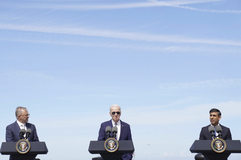 ▲ 지난 2023년 8월 13일(현지시간) 미국 캘리포니아주 샌디에이고의 포인트 로마 해군기지에서 조 바이든(가운데) 미국 대통령, 앤서니 앨버니지(왼쪽) 호주 총리, 리시 수낵 영국 총리가 오커스(AUKUS: 호주·영국·미국의 안보동맹) 정상 회담 후 공동 기자회견을 하고 있다. ⓒAP/뉴시스