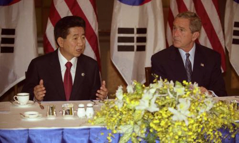 ▲ 노무현 대통령과 조지 부시 미국 대통령이 2003년 10월 20일 오전 하얏트호텔에서 열린 한미 정상 조찬 회담에서 환담을 하고 있다. ⓒ문화체육관광부 e영상역사관