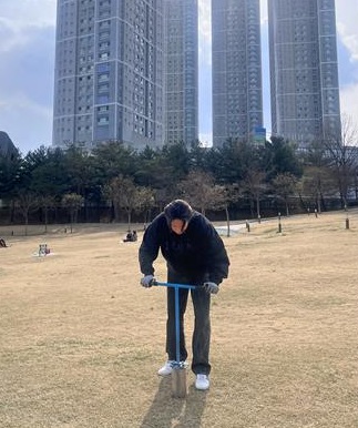 ▲ 충북 보건환경연구원 직원이 오창호수공원 피크닉존에서 시료채취를 하고 있다. ⓒ충북도