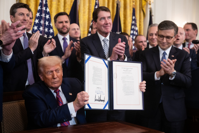 ▲ 도널드 트럼프 미국 대통령이 18일(현지 시간) 워싱턴DC 백악관에서 ‘지니어스 법’(Genius Act)에 서명한 후 서류를 들어보이고 있다. ⓒ연합뉴스