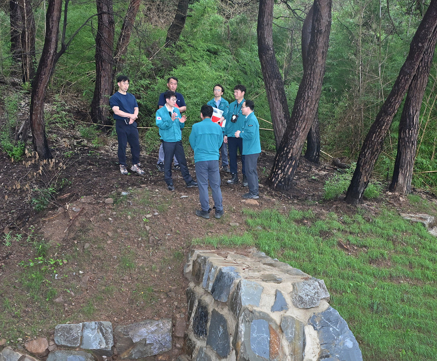 ▲ 김정기 대구시장 권한대행 행정부시장은 18일 함지산 산사태 위험지역을 현장 점검했다.ⓒ대구시