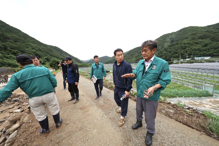 ▲ 전종율 의장(오른쪽)을 비롯한 군의원들은 피해지역을 방문해 실제 상황을 파악하고 신속한 피해 복구 지원에 총력을 기울일 것을 당부했다.ⓒ청도군의회