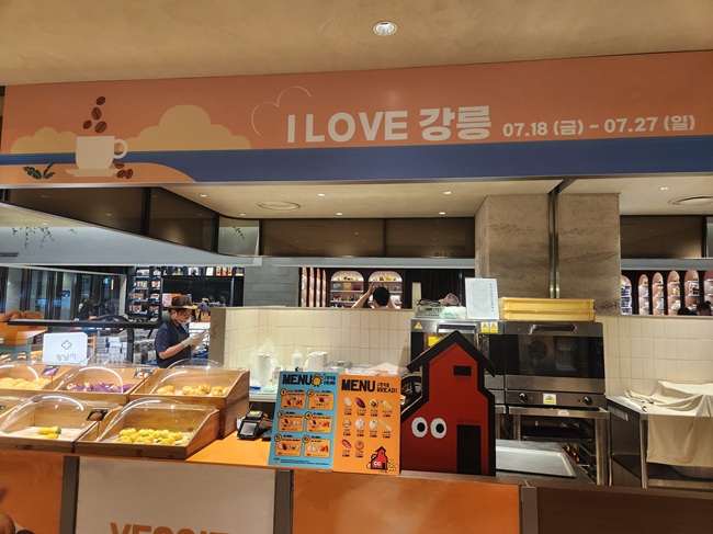▲ 강원도 강릉시가 오는 27일까지 현대백화점 중동점에서 '강릉시 테마행사’을 운영중이다. 강릉시는 이 곳에 소상공인 업체들의 '팝업스토어'를 열고 강릉의 대표 상품들을 판매·홍보하고 있다.ⓒ강릉시