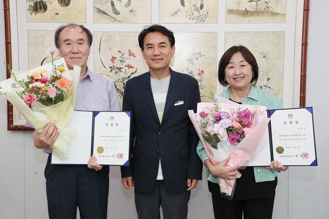 ▲ 강원특별자치도가 18일 도청 통상상담실에서 최안나 강릉의료원장과 전진표 도립강릉요양병원장에 대한 임명장 수여식을 개최했다. ⓒ강원특별자치도