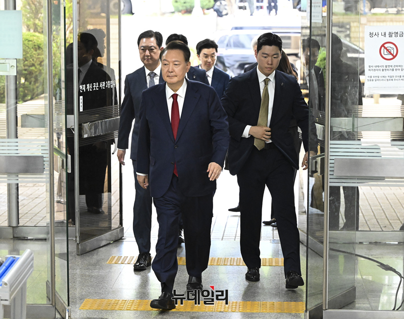 ▲ 윤석열 전 대통령이 9일 오후 서울 서초구 서울중앙지법에서 열린 영장실질심사(구속 전 피의자 심문)에 출석하고 있다. (사진=공동취재단)