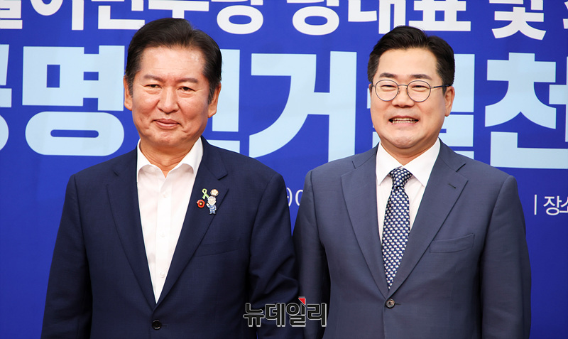 ▲ 정청래(왼쪽), 박찬대 당대표 후보가 15일 오전 국회에서 열린 공명선거실천서약식에서 기념촬영을 하고 있다. ⓒ서성진 기자