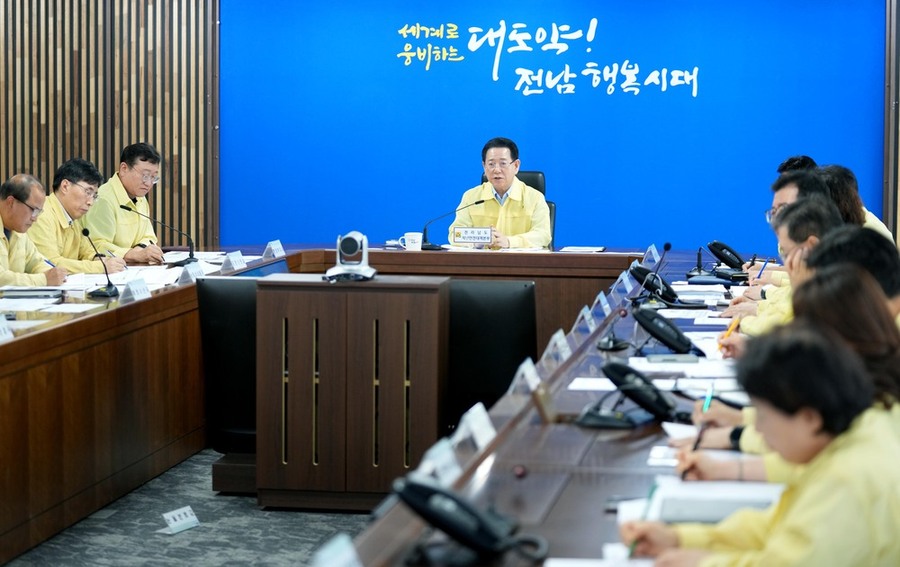▲ 김영록 전라남도지사가 19일 오전 도청 재난종합상황실에서 실국장, 시군부단체장들이 참석한 가운데 ‘호우 피해조사 및 응급복구 점검 회의’를 주재하고 있다.ⓒ전라남도 제공