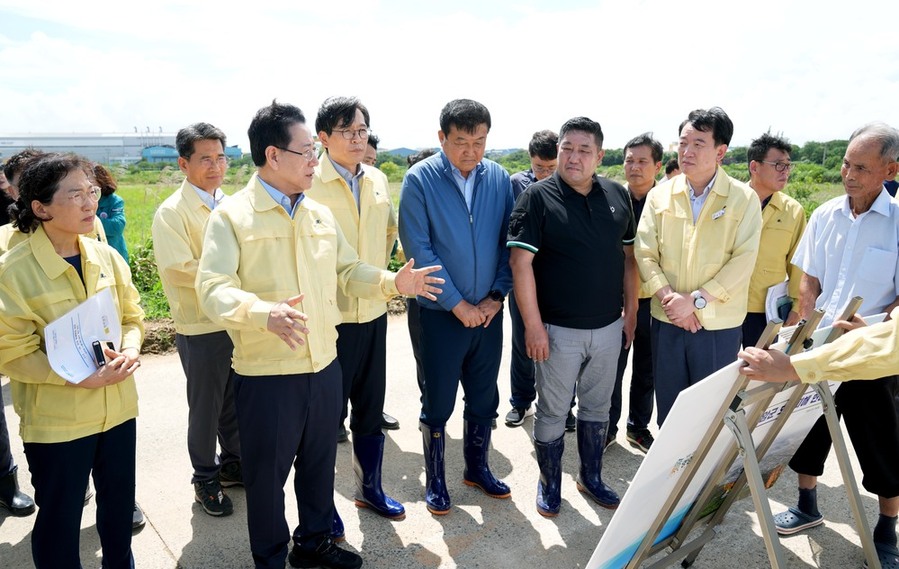 ▲ 김영록 전라남도지사가19일 오후 영암 삼호읍 집중호우 피해현장을 방문, 피해상황 등을 점검하고 시설 조속 복구 등을 지시하고 있다.ⓒ전라남도 제공