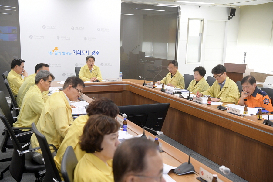 ▲ 강기정 광주광역시장이 17일 오후 11시 시청 17층 재난안전대책본부 회의실에서 열린 '호우 대비 상황판단회의'에 참석해 회의를 주재하고 있다.ⓒ광주광역시 제공