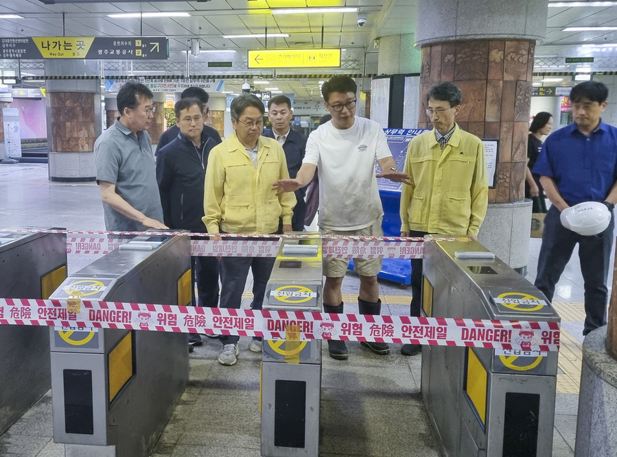 ▲ 강기정 광주광역시장이 18일 오전 폭우로 침수 피해를 입은 광주지하철 1호선 상무역을 찾아 피해 복구 상황을 점검하고 있다. 긴급 복구를 마친 광주지하철은 전 구간 정상운행에 들어갔다.ⓒ광주광역시 제공