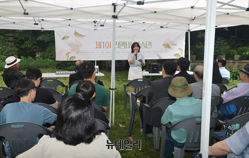 ▲ 이승만 건국대통령 서거 60주기를 맞은 19일 오후 서울 종로구 부암동 연세대 이승만연구원에서 2030 청년세대를 대상으로 한 특별 기념행사인 '제1회 리멤버 이승만'(2025)이 열렸다. 최희원 씨가 가수 이선희 씨의 히트곡 'J에게'를 이승만 대통령의 성을 딴 '리(Rhee)에게'로 개사해 노래하고 있다. ⓒ정상윤 기자