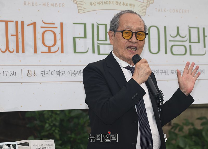 ▲ 이승만 건국대통령 서거 60주기를 맞은 19일 오후 서울 종로구 부암동 연세대 이승만연구원에서 2030 청년세대를 대상으로 한 특별 기념행사인 '제1회 리멤버이승만'(2025)이 열렸다. 인보길 뉴데일리 회장이 환영사를 하고 있다. ⓒ정상윤 기자