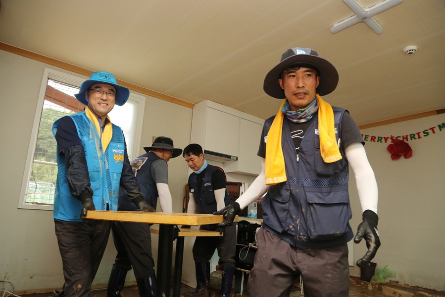 ▲ 현대제철 노사가 지난 18일 당진시 용연 1통에서 수해복구 모습.ⓒ현대제철