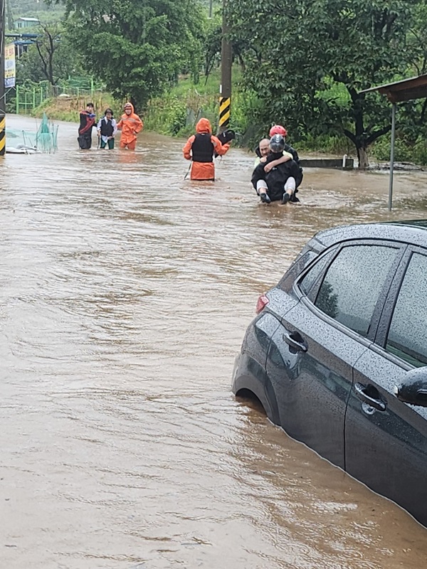 ▲ 지난 16~17일 충남지역에 극한호우가 쏟아지면서 고립된 주민들이 119구급대에 의해 구조되고 있다.ⓒ공주소방서