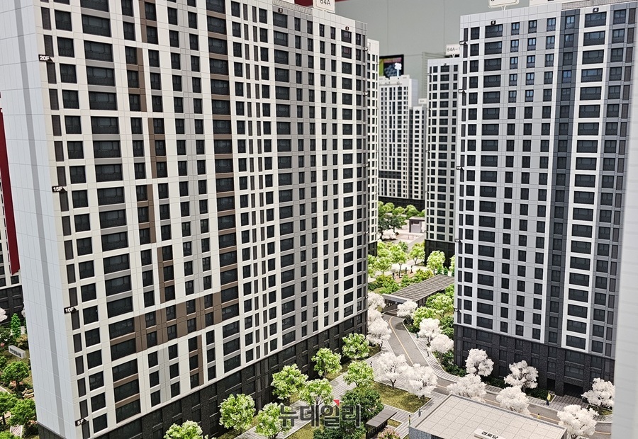 ▲ 아파트 분양사무실에 전시된 신규 아파트 이미지.ⓒ김정원 기자