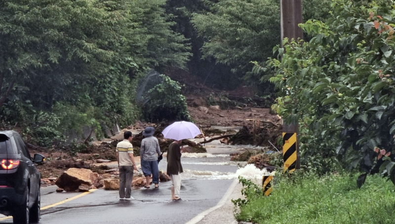 ▲ 19일 폭우와 산사태가 발생한 경남 산청군 한 도로에 돌과 나무 등이 쌓여 있다. ⓒ연합뉴스