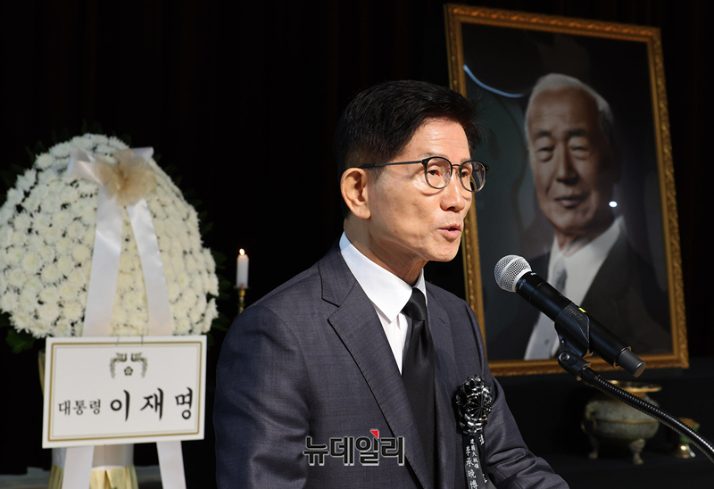 ▲ 김문수 전 대선후보가 19일 오전 서울 동작구 국립서울현충원 현충관에서 엄수된 이승만 건국대통령 서거 60주기 추모식에서 추모사를 낭독하고 있다. ⓒ정상윤 기자