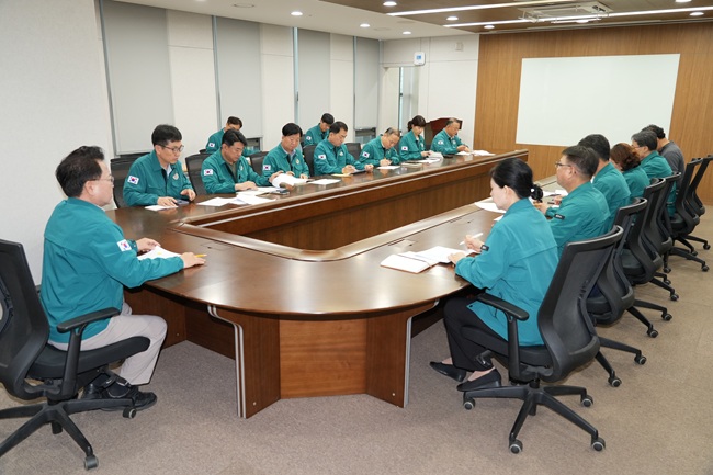 ▲ 육동한 춘천시장이 20일 오전 춘천시 재난안전상황실을 방문해 피해장소 처리 현황에 대한 브리핑을 받고, 시청 중회의실에서 비상대책회의를 주재했다. ⓒ춘천시