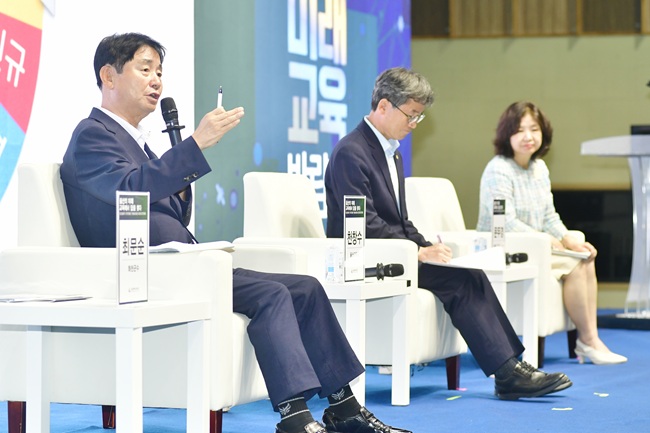 ▲ 최문순 화천군수가 지난 19일 울산시에서 열린 '2025 울산 미래교육 박람회'에서 화천군의 교육지원과 돌봄정책 우수사례를 소개하고 있다. ⓒ화천군