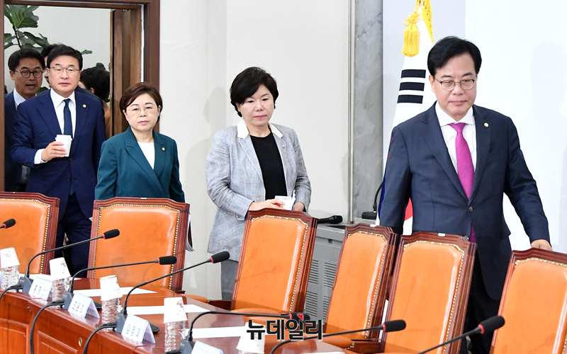 ▲ 송언석 국민의힘 비상대책위원장 겸 원내대표가 17일 오전 국회에서 열린 비상대책위원회의에 참석하고 있다. /뉴데일리DB