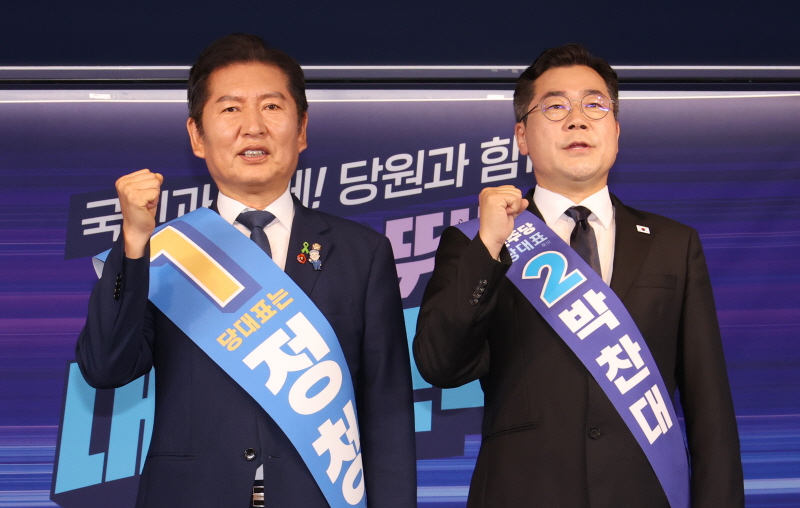 ▲ 더불어민주당 정청래(왼쪽), 박찬대 당대표 후보가 20일 서울 여의도 더불어민주당 당사에서 열린 당대표 및 최고위원 선출을 위한 영남권 합동연설회에서 기념촬영을 하고 있다. ⓒ뉴시스