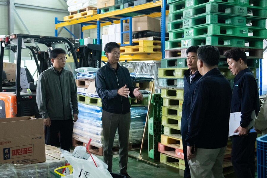 ▲ 지난 19일 강태영 NH농협은행장이 충남 아산 수해지역을 방문해 피해현장을 살피고 복구 지원대책을 논의했다.ⓒNH농협은행