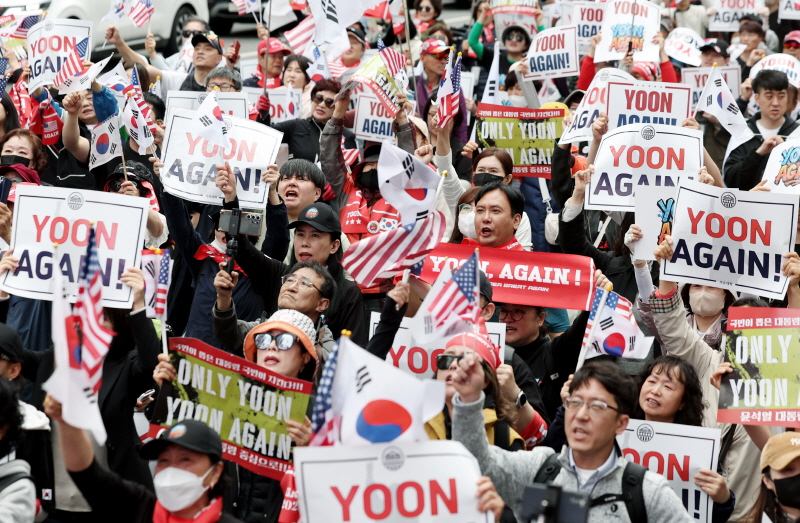 ▲ 지난 4월 19일 서울 서초구 교대역 인근에서 윤석열 전 대통령의 복귀를 요구하는 2030의 '윤어게인'(YOON AGAIN) 집회 현장. ⓒ뉴시스