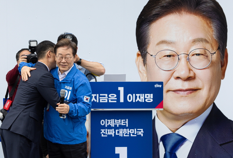 ▲ 이재명 더불어민주당 대선후보가 16일 전북 익산시 익산역 동부광장에서 열린 유세에서 김상욱 무소속 의원과 포옹하고 있다. ⓒ뉴시스