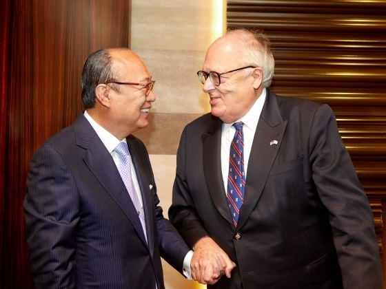 ▲ 김승연(왼쪽) 한화그룹 회장과 에드윈 퓰너 헤리티지재단 설립자가 2018년 10월 12일 서울 더플라자호텔에서 만나 인사하고 있다. /사진 제공=한화