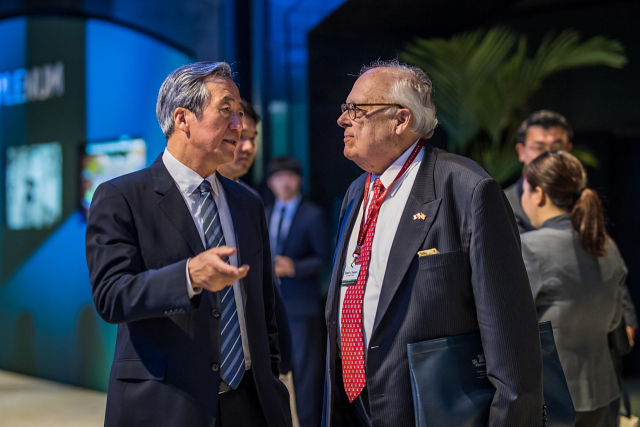 ▲ 정몽준(왼쪽) 아산정책연구원 명예이사장이 퓰러 설립자와 대화를 나누고 있다. /사진 제공=아산정책연구원