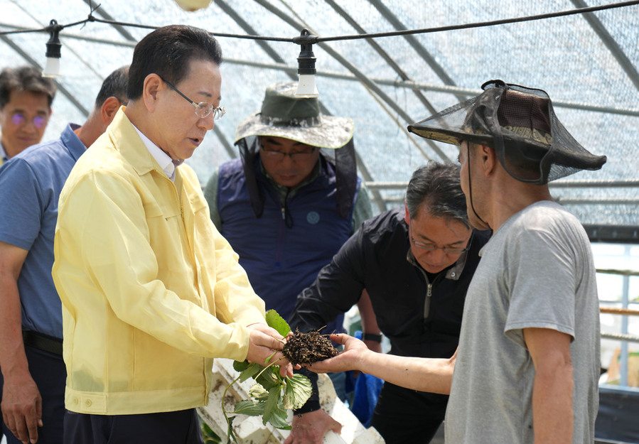 ▲ 김영록 전라남도지사가 20일 오후 담양 봉산면 딸기육묘 시설하우스 침수 피해현장 방문ⓒ전라남도 제공