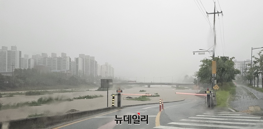 ▲ 16일 밤부터 통제된 청주 무심천.ⓒ뉴데일리