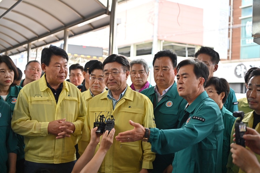 ▲ 김태흠 충남도지사가 20일 지난 16~17일 극한호우로 인해 큰 피해를 본 당진시 수해현장을 찾은 윤호중 행정안전부 장관에게 충청권 수해지역을 특별재난지역으로 선포해 줄 것으로 건의하고 있다.ⓒ충남도