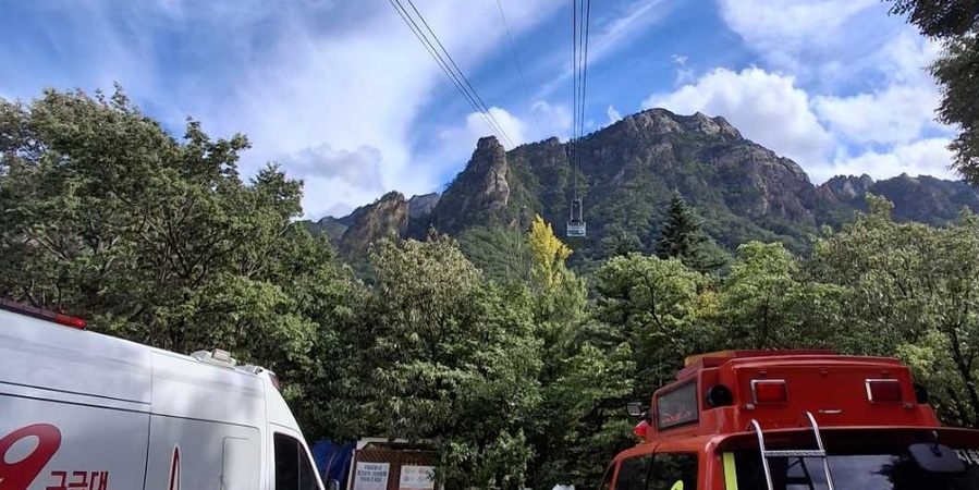 ▲ 20일 오후 3시 56분쯤 강원 속초시 설악산국립공원에서 케이블카가 운행 중 유압오일 누출 등으로 인해 갑자기 멈춰 87명이 고립되는 사고가 발생했다. 다행히 큰 인명 피해 없이 4시간여 만에 전원이 구조되며 사고는 마무리됐다. 70m상공, 케이블카에 갇힌 이용객들은 장시간 공포에 떨어야 했다.ⓒ속초소방서