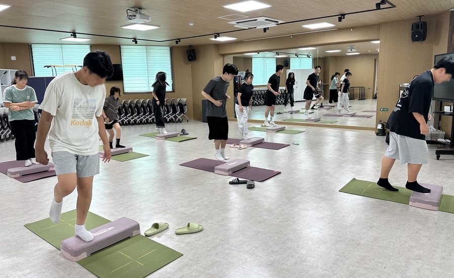 ▲ 음성청소년센터에서 청소년들이 맨몸운동 배우기 프로그램에 참여하고 있다. (지난해 사진) ⓒ음성군