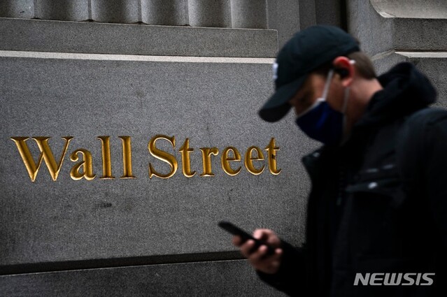 ▲ 미국 뉴욕 증권거래소 앞. 출처=APⓒ뉴시스