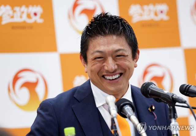 ▲ 일본 우익 정당인 참정당 가미야 소헤이 대표가 기자회견에서 웃고 있다. 250720 로이터=연합뉴스