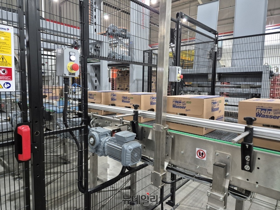 ▲ 생산된 라인바싸 제품들이 이동하고 있다.ⓒ조현우 기자