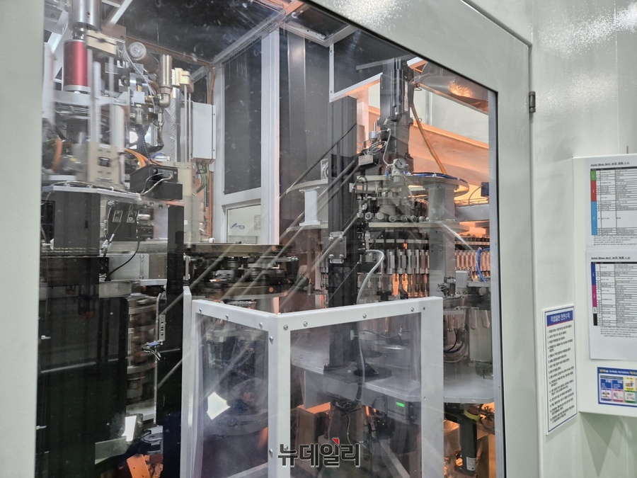 ▲ 페트 병으로 만들어지기 전인 '프리폼'들이 빠르게 이동하고 있다.ⓒ조현우 기자