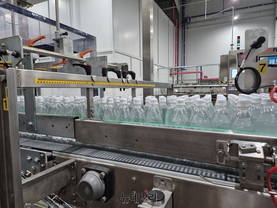 ▲ 생산된 라인바싸 제품들이 라인을 따라 이동하고 있다.ⓒ조현우 기자