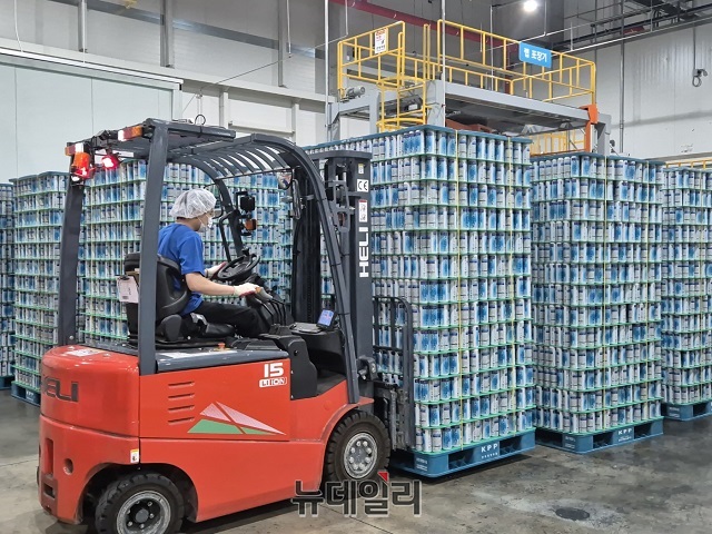 ▲ 알루미늄 캔을 사용한 'THE마신다' 캔 제품이 생산을 준비하고 있다.ⓒ조현우 기자