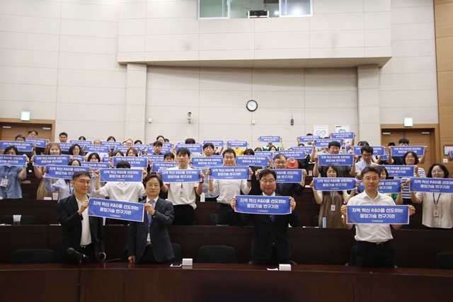 ▲ 김연상 차세대융합기술연구원장 등 융기원 임직원들이 지난 15일 융기원에서 열린 '비전 선포식'에 참석해 기념촬영을 하고 있다. ⓒ차세대융합기술연구원 제공