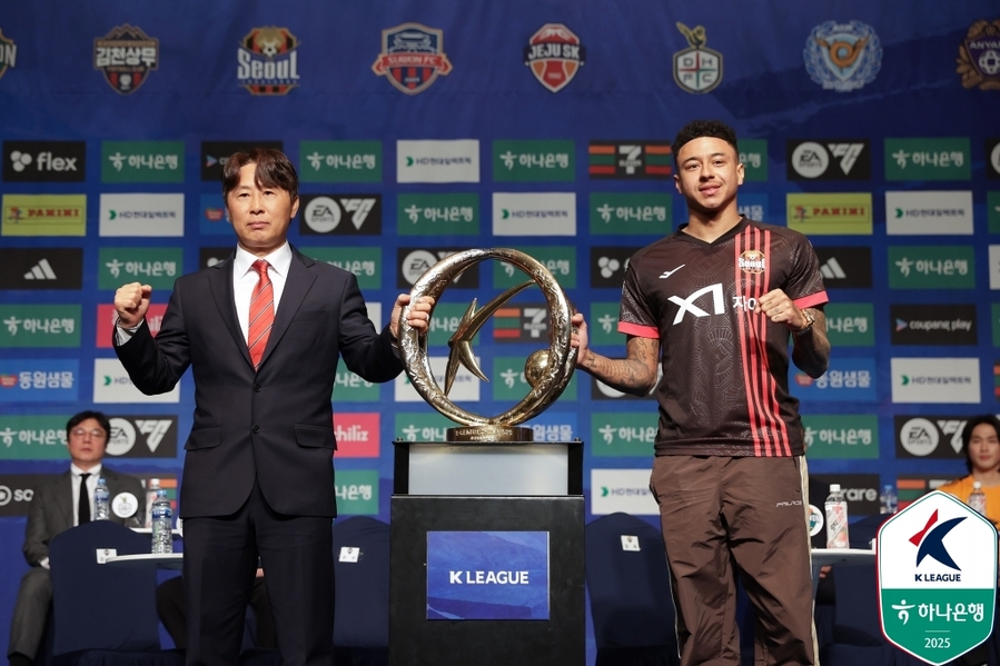 ▲ 린가드와 김기동 감독은 서로 진심을 전하며 두터운 신뢰를 구축했다.ⓒ한국프로축구연맹 제공