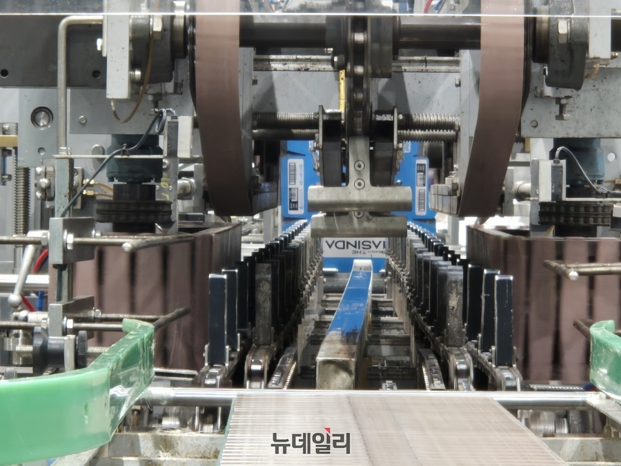 ▲ 생산이 완료된 THE마신다 캔 제품이 박스에 포장되고 있다.ⓒ조현우 기자