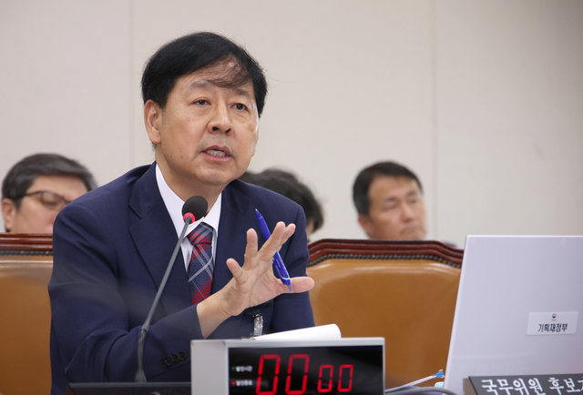 ▲ 구윤철 경제부총리 겸 기획재정부 장관 후보자가 17일 서울 여의도 국회 기획재정위원회에서 열린 인사청문회에서 질의에 답하고 있다. 2025.07.17. ⓒ뉴시스