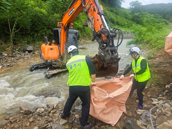 ▲ 공주시가 토사 유출을 막기 위해 축대를 쌓고 있다.ⓒ공주세