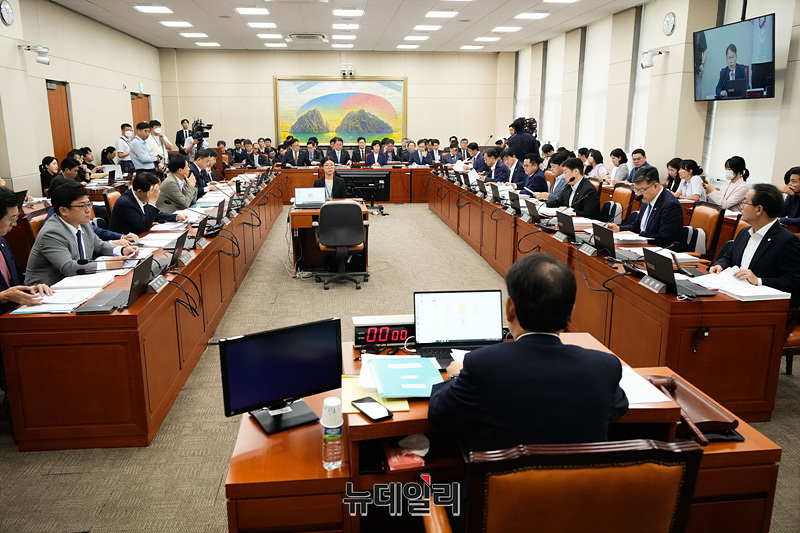 ▲ 윤한홍 정무위원장이 지난해 8월 26일 오전 서울 여의도 국회에서 열린 정무위원회에서 의사봉을 두드리고 있다. ⓒ서성진 기자